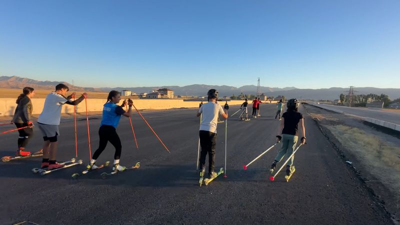 Hakkari'de kayakçılar, can güvenliği olmayan yollarda çalışıyor