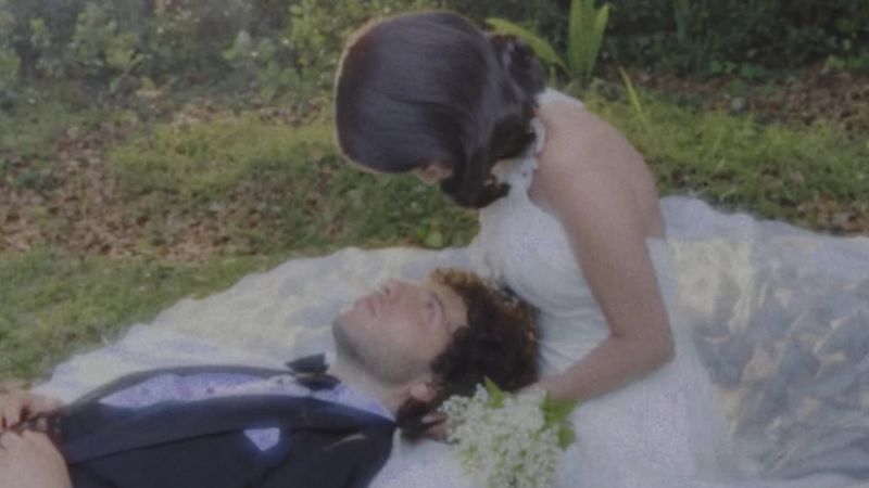 Selena Gomez ile Benny Blanco evlendi! Gelinliği yorum aldı