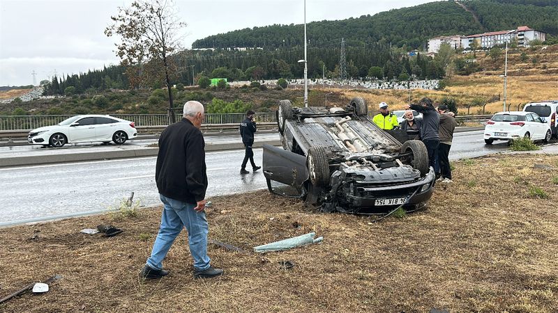 Maltepe'de direğe çarpan otomobil ters döndü