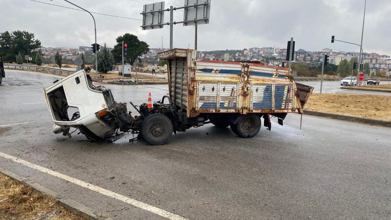 Çanakkale'de kaza yapan kamyonet sürücüsü doğum gününde yaşamını yitirdi