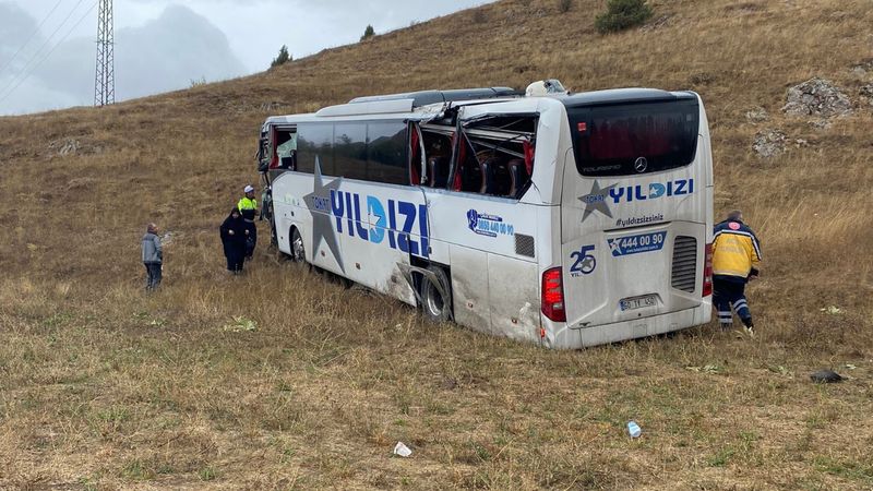 Sivas’ta yolcu otobüsü tırla çarpıştı: Çok sayıda yaralı var