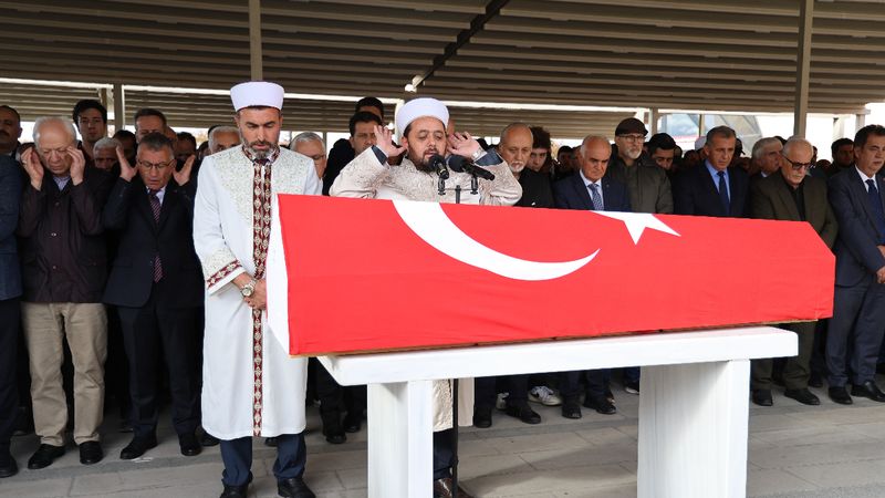 Bülent Bakiler, vasiyeti üzerine Sivas'ta anne ve babasının yanına defnedildi