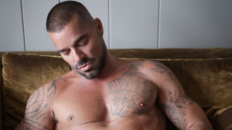 Ricky Martin son pozuyla şaşırttı! Çıplak fotoğrafı yorum aldı