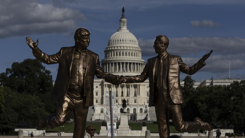 Trump ve Epstein heykeli, yeniden Kongre binası önünde