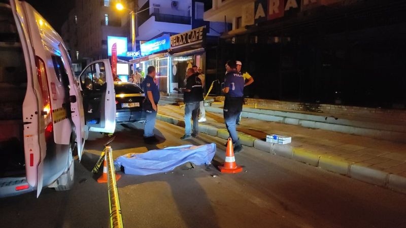 Antalya'da otomobilin çarptığı yaya olay yerinde yaşamını yitirdi
