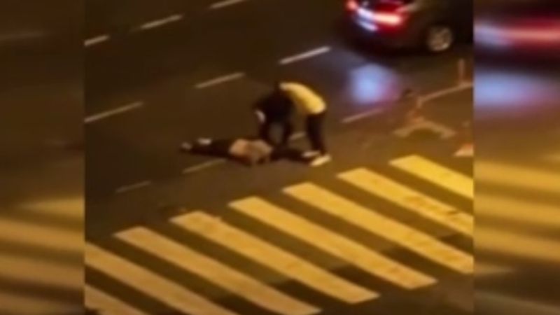 Beylikdüzü'nde iki kişinin darbettiği şahıs bayıldı