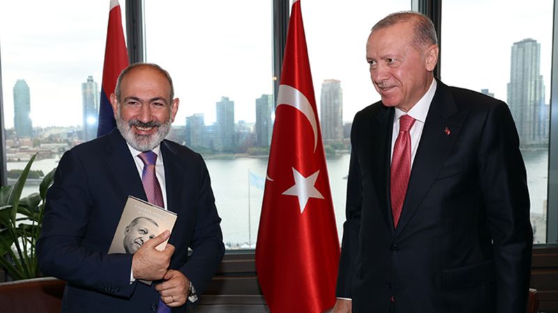 Paşinyan'ın eşi, Cumhurbaşkanı Erdoğan'ın 'Daha Adil Bir Dünya Mümkün' kitabını okudu