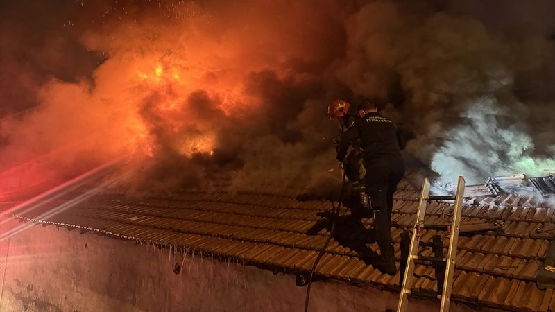 Bursa'da yedek parça satılan iş yerinde yangın çıktı