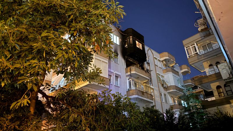 Antalya'da 5 katlı binada yangın: 1 ölü