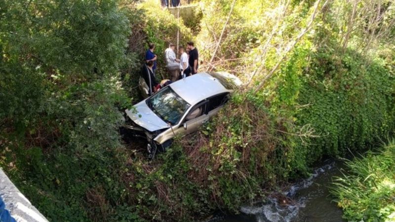 Bilecik'te tekerleği fırlayan araç şarampole uçtu: 2 yaralı