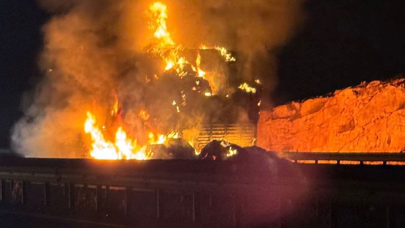 Şanlıurfa'da saman yüklü tır alev alev yandı