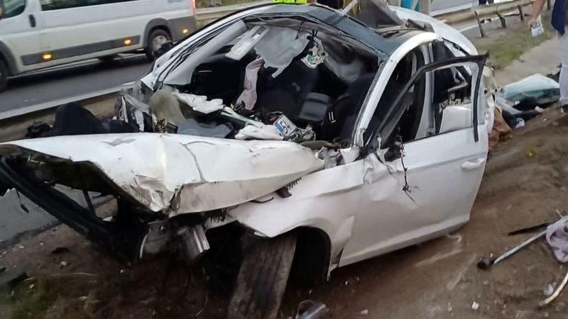 Sakarya'da arabayla işe giden adam ölümden döndü: Parçalanan otomobilin altına sıkıştı