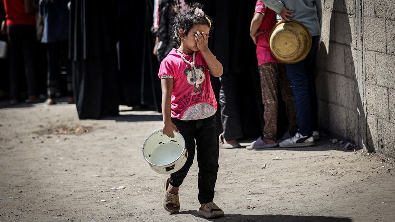 Gazze'de gıda krizi: Filistinlilere yemek dağıtıldı