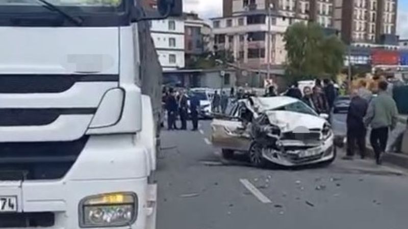 Arnavutköy'de otomobil tıra arkadan çarptı: 1 ölü