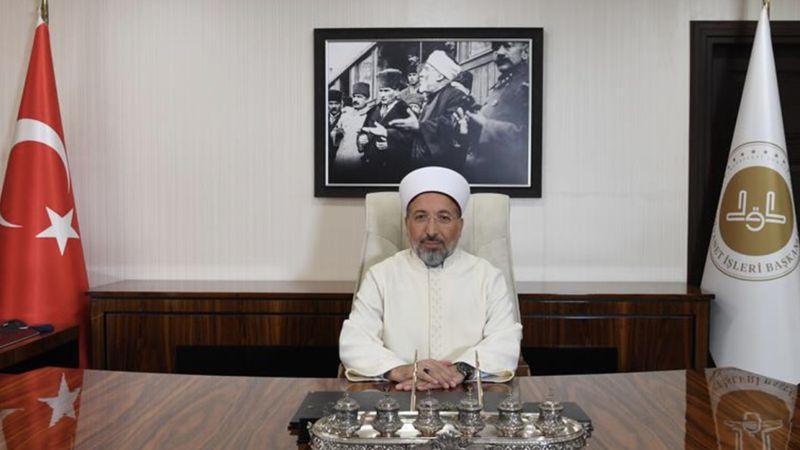 Diyanet'in yeni başkanı Safi Arpaguş, makamına Atatürk portresi astı