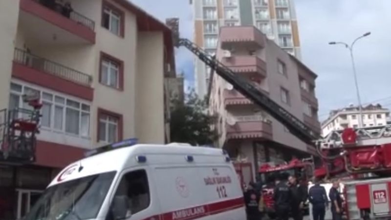 Ümraniye’de 3 katlı binada yangın