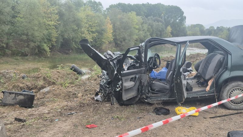 Bartın'da yoldan çıkan tır, otomobile çarptı: 2 ölü 1 yaralı