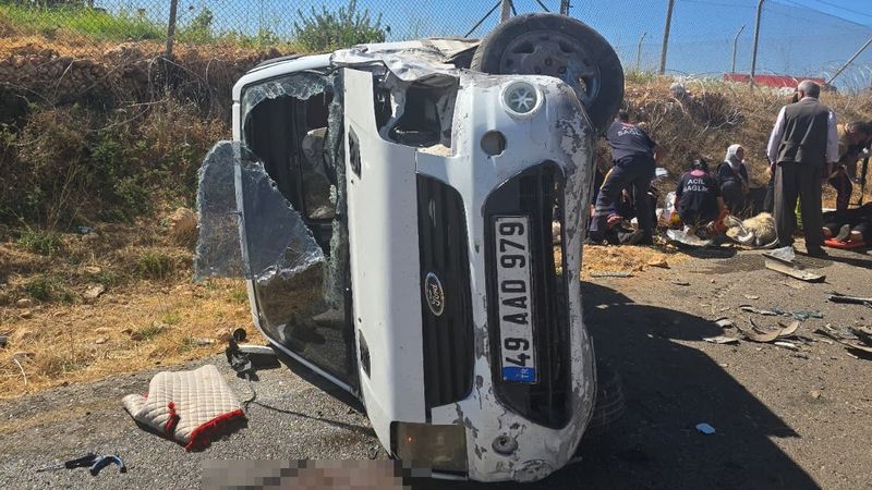 Şırnak'ta hafif ticari araç ile otomobil çarpıştı: 8 yaralı