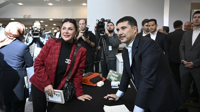 Hasan Doğan, 22. Ankara Kitap Fuarı'nda kitaplarını imzaladı