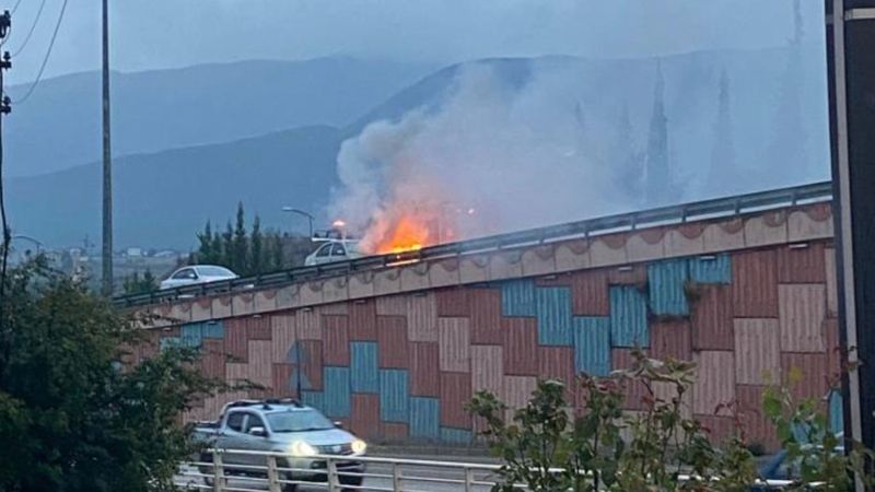 Karabük'te seyir halindeki otomobilin motor kısmından alevler yükseldi