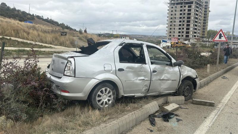 Kastamonu’da otomobil takla attı: Baba ve oğlu yaralandı