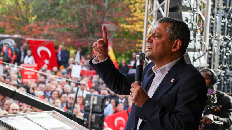 Özgür Özel, Brüksel'de düzenlenen mitinge katıldı