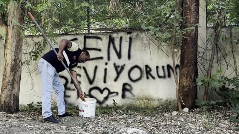 Hatay'da duvara 'Seni seviyorum' yazan vatandaşa belediye çalışanından yanıt