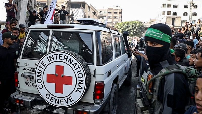 İsrail basını yazdı: Hamas, esirler salıverilmeden önce aileleriyle konuşmalarına izin verdi