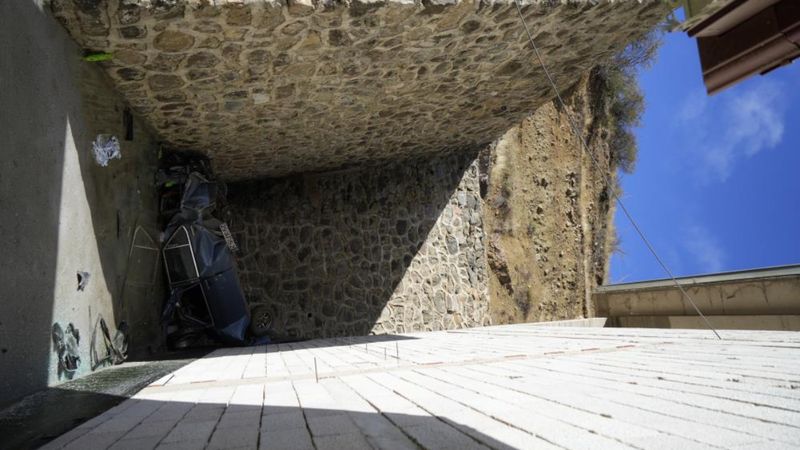 Gümüşhane'de otomobil, 15 metrelik uçurumdan düştü