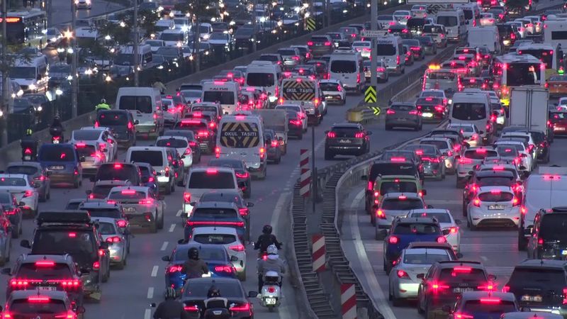 Haftanın ilk mesai gününde İstanbul'da trafik yoğunluğu yüzde 74'e ulaştı