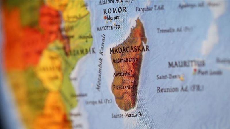 Madagaskar Cumhurbaşkanı, Fransız askeri uçağıyla ülkeyi terk etti