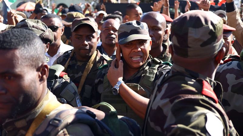 Madagaskar'da Cumhurbaşkanı ülkeyi terk etti: Ordu yönetime el koydu