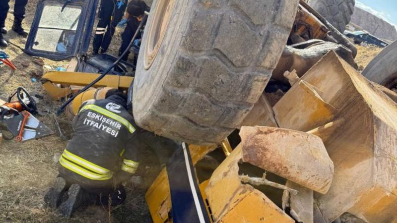 Eskişehir'de devrilen iş makinesinin altında kaldı