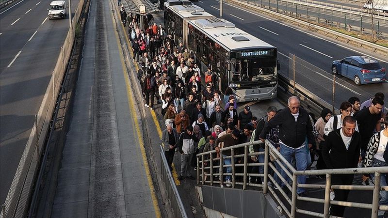 İstanbul'da metrobüs bozuldu, vatandaşlar isyan etti