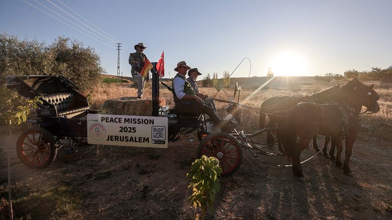 Almanya’dan Kudüs'e faytonla barış yolculuğu