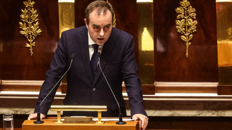 Fransa'da tartışmalı emeklilik reformu askıda