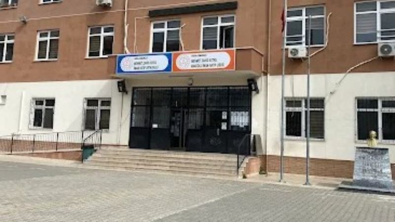 Bursa'da lisede gasp dehşeti: Öğrenciyi dövüp müdür yardımcısının burnunu kırdılar