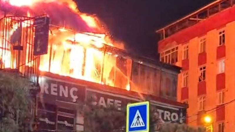 İstanbul'da kafenin çatısı alevlere teslim oldu