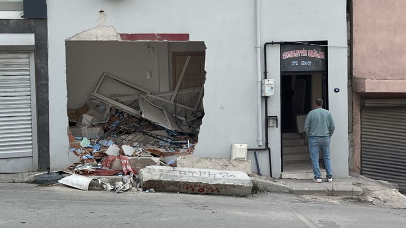 İzmir'de freni boşalan kamyon duvarı yıkıp eve girdi