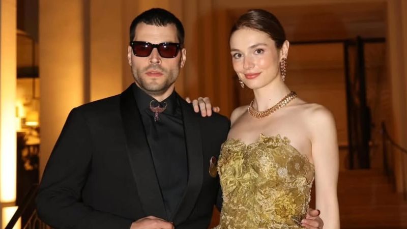 Oyuncu Akın Akınözü, Cannes’da! Dedesinden kalma İstiklal Madalyası ile poz verdi