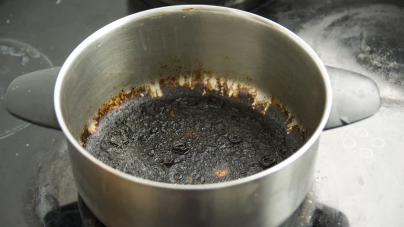 Kimyasal yok, zahmet yok… Tenceredeki yanık lekesi tek hamlede yok oluyor