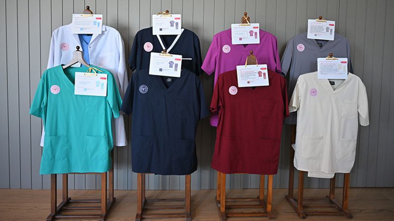 Sağlık Bakanlığı'ndan kıyafet düzenlemesi: Ebeler mürdüm, hemşireler lacivert giyecek