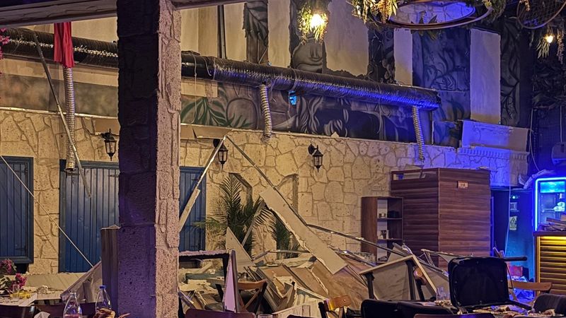 İzmir'de eğlence merkezinde duvar çöktü: 6 kişi yaralandı