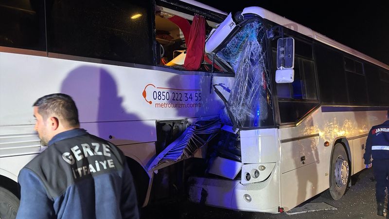 Sinop'ta otobüslerin çarpıştığı kazada 12 kişi yaralandı