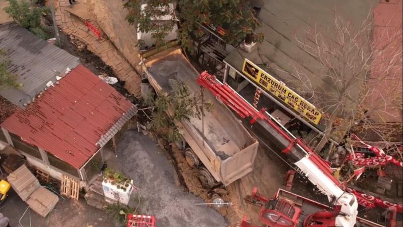 Eyüpsultan’da hafriyat kamyonu, kazı alanına saplandı