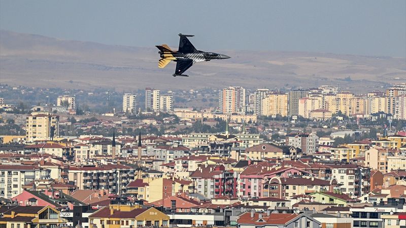 SOLOTÜRK Kayseri'de gösteri uçuşu yaptı: Vatandaştan yoğun ilgi