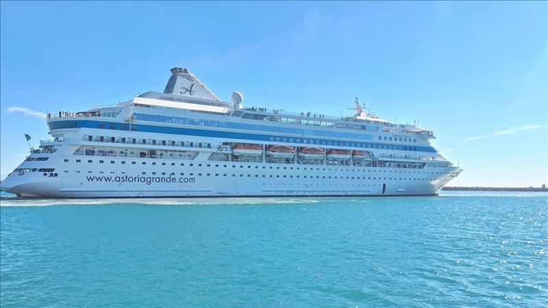 Astoria Grande kruvaziyeri Alanya Limanı'na demirledi