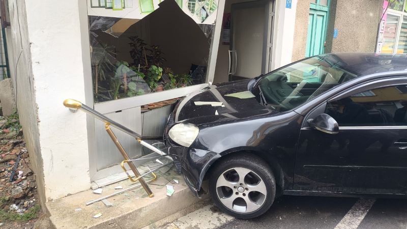 Tekirdağ'da otomobil dükkâna girdi