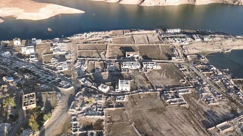 Kars'ta baraj gölü çekilince eski köy orta çıktı