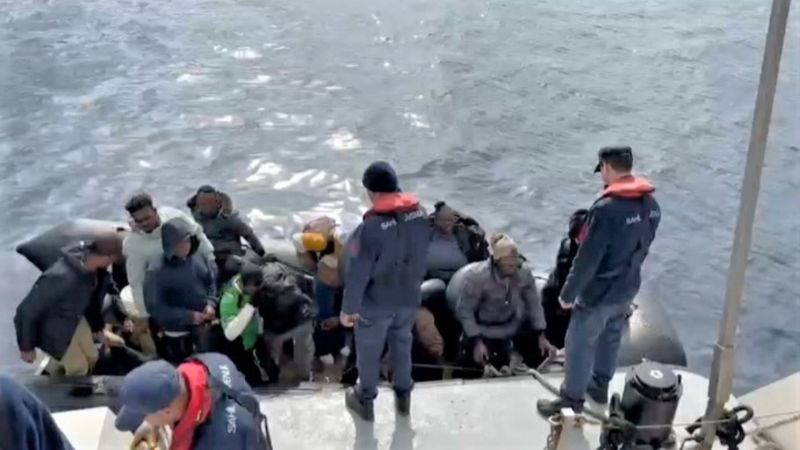 İzmir açıklarında 66 düzensiz göçmen yakalandı